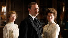 Harry og Charles: F. v. Tulle (Laura Bro), prins Carl (Jakob Cedergren) og Maud (Maria Bonnevie).  (Foto: Ole Kaland, NRK)