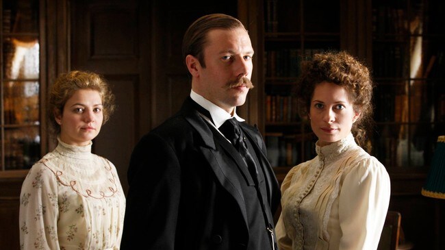 Harry og Charles: F. v. Tulle (Laura Bro), prins Carl (Jakob Cedergren) og Maud (Maria Bonnevie). (Foto: Ole Kaland, NRK) Harry og Charles: F. v. Tulle (Laura Bro), prins Carl (Jakob Cedergren) og Maud (Maria Bonnevie). (Foto: Ole Kaland, NRK)