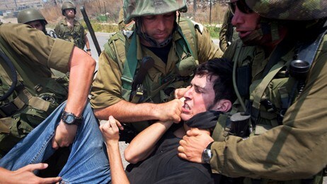 Israelske sikkerhetsstyrker fjerner en demonstrant på Vestbredden (Foto: Oren Ziv/Ap) Israelske sikkerhetsstyrker fjerner en demonstrant på Vestbredden (Foto: Oren Ziv/Ap)