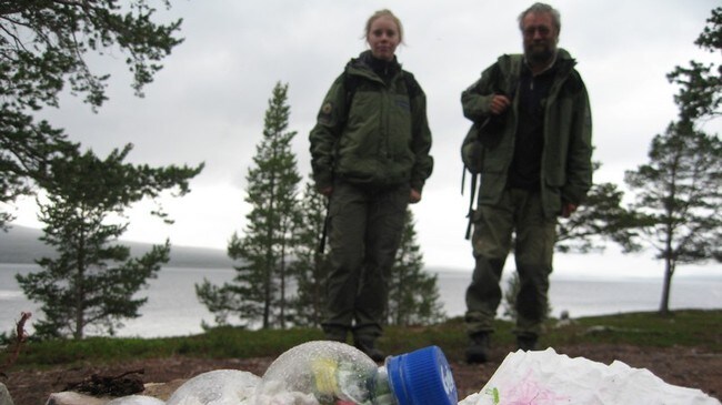 naturveileder Line Gustavsen og naturoppsyn Tom Johansen i Statens naturoppsyn (Foto: Joar Elgåen/NRK) naturveileder Line Gustavsen og naturoppsyn Tom Johansen i Statens naturoppsyn (Foto: Joar Elgåen/NRK)