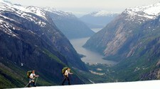Vårskitur på Hardangerjøkulen med Simadalen og Hardangervidda i bakgrunnen. (Foto: Picasa 2.7)