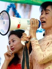 Aung San Suu Kyi taler i Myeik. (Foto: Khin Maung Win/Ap) Aung San Suu Kyi taler i Myeik. (Foto: Khin Maung Win/Ap)