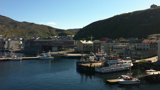 Hammerfest i sol (Foto: Ole-Marius Aune Sandmo/NRK) Hammerfest i sol (Foto: Ole-Marius Aune Sandmo/NRK)