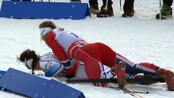 Her går det galt for Østberg - Ingvild Flugstad Østberg var en av favorittene før sprintsemifinalen, men var sjanseløs etter dette komiske sammenstøtet med Charlotte Kalla.