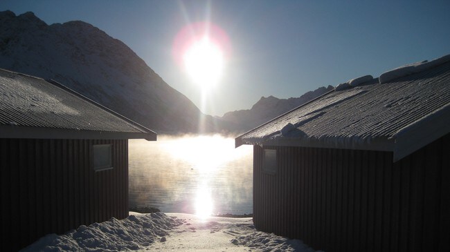 Sola skinner en kald vinterdag i februar i Øksnes. (Foto: Trond Nilsen)
