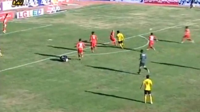 Amin Motavassel Zadeh (i gult) spiller ballen ut over sidelinjen. (Foto: Faksimile fra Youtube) Amin Motavassel Zadeh (i gult) spiller ballen ut over sidelinjen. (Foto: Faksimile fra Youtube)