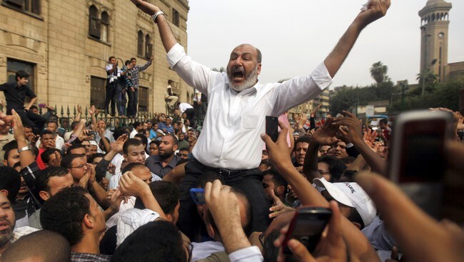 PALESTINIANS-ISRAEL/MURSI Egyptian Islamist cleric Safwat Hegazy protests against Israel's ongoing military operation in the Gaza Strip, after Friday prayers at Al Azhar mosque in old Cairo (Foto: AMR ABDALLAH DALSH/Reuters)