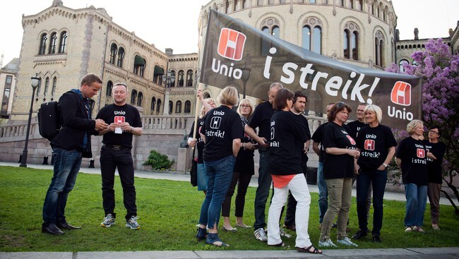 Streikere foran Stortinget (Foto: Varfjell, Fredrik/NTB scanpix) Streikere foran Stortinget (Foto: Varfjell, Fredrik/NTB scanpix)