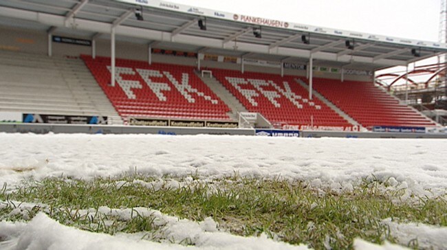 Fredrikstad stadion i snødrakt (Foto: Jan Kenneth Bråten/NRK)