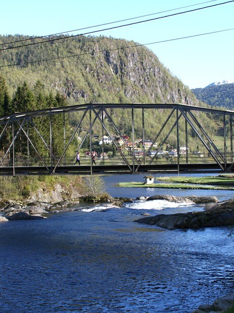 Brua over Naustdalsfossen (Foto: Ottar Starheim/NRK) Brua over Naustdalsfossen (Foto: Ottar Starheim/NRK)