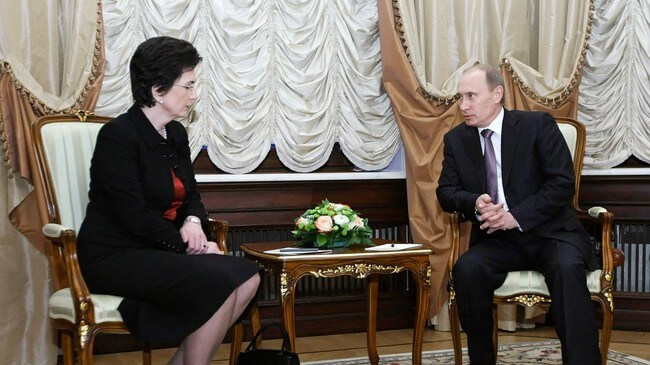 Nino Burdzhanadze og Vladimir Putin (Foto: Alexej Nikolsky/Scanpix/Reuters) Nino Burdzhanadze og Vladimir Putin (Foto: Alexej Nikolsky/Scanpix/Reuters)