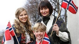 Gratulerer med dagen! 17 mai programledere for tv overføring (Foto: Ole Kaland/Ole Kaland, NRK) Gratulerer med dagen! 17 mai programledere for tv overføring (Foto: Ole Kaland/Ole Kaland, NRK)