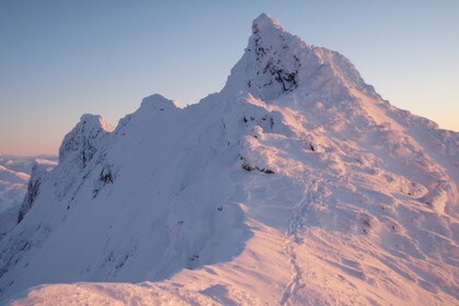 Dyrhaugstindane om vinteren, fra nord mot sør