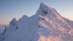 Dyrhaugstindane om vinteren, fra nord mot sør