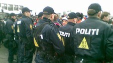Politiet har tatt av seg hjelmene (Foto: Eivind Molde/NRK)