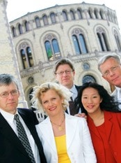TV2s valgmedarbeidere 2005. (Foto: Heiko Jungel/Scanpix) TV2s valgmedarbeidere 2005. (Foto: Heiko Jungel/Scanpix)