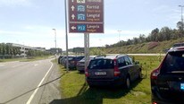 Fullt på parkeringen på Moss lufthavn Rygge (Foto: Merete Kildahl/NRK)