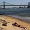 Hver minste sandflekk kan brukes som strand når temperaturene er så høye som nå.