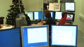 Vil leggje ned brannalarmsentralar - Brannmannskap og tilsette i brannalarmsentralen i Sogn og Fjordane fryktar viktig lokalkunnskap går tapt dersom over halva av brann- og naudalarmsentralane blir lagde ned.