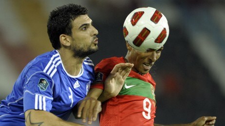 Liedson Muniz (t.h.) og Georgios Merkis (Kypros) (Foto: MIGUEL RIOPA/Afp) Liedson Muniz (t.h.) og Georgios Merkis (Kypros) (Foto: MIGUEL RIOPA/Afp)