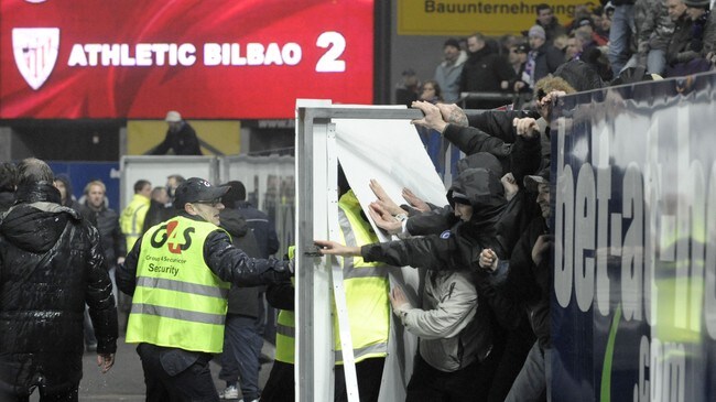 Austria Wien-supportere forsøker å komme seg ut på banen (Scanpix/AFP)
