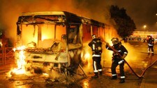 Brannfolk i Le Blanc-Mesnil i Paris slukker en bussbrann (Foto: JACK GUEZ/AFP)