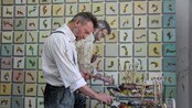 Tor-Arne Moen har malt hundrevis av hestehov. (Foto: Stine Hansen Bakkebø/NRK)