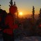 SOLNEDGANG: På veg opp på Selslinatten får vi vinterens flotteste solnedgang.