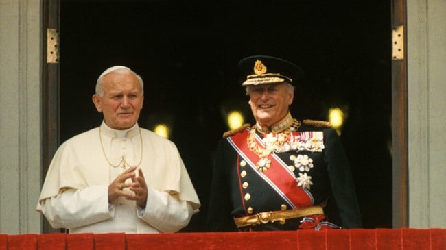 Pave Johannes Paul II og kong Olav V. (Foto: Sigurdsøn, Bjørn/SCANPIX)