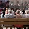 Tilskuere i alle aldre møtte opp for å se konserten på Youngstorget i Oslo. Tilskuere i alle aldre møtte opp for å se konserten på Youngstorget i Oslo.