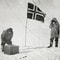 Roald Amundsen tar solhøyden og Helmer Hanssen kontrollerer den kunstige horisonten på Sørpolen, 14.-17. desember 1911.