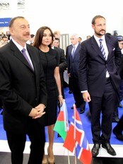 Kronprins Haakon sammen med president Ilham Aliyev og hans kone Mehriban Aliyeva av Aserbajdsjan (Foto: Frode Overland Andersen / UD/Scanpix) Kronprins Haakon sammen med president Ilham Aliyev og hans kone Mehriban Aliyeva av Aserbajdsjan (Foto: Frode Overland Andersen / UD/Scanpix)