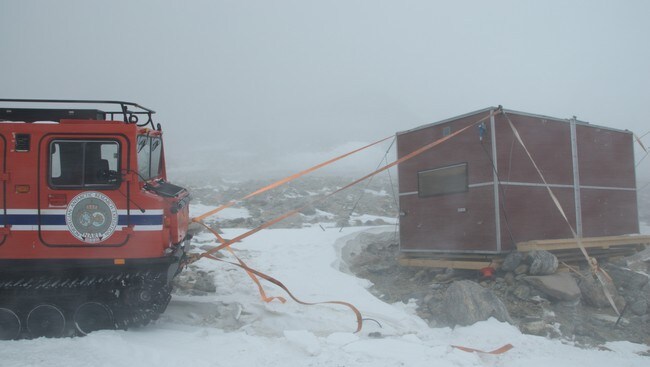 Hus og biler måtte tjores fast på Troll (Foto: Jan-Gunnar Winther/Norsk polarinstitutt) Hus og biler måtte tjores fast på Troll (Foto: Jan-Gunnar Winther/Norsk polarinstitutt)