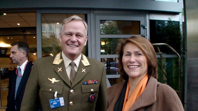 Forsvarssjef Harald Sunde og forsvarsminister Grete Faremo (Foto: Trygve Mellvang-Berg/Scanpix)
