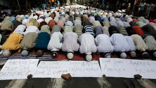 Muslimer protesterer mot planlagt Koran-brenning i USA (Foto: RUPAK DE CHOWDHURI/Reuters) Muslimer protesterer mot planlagt Koran-brenning i USA (Foto: RUPAK DE CHOWDHURI/Reuters)