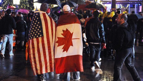 En canadisk og en amerikansk supporter i gatene i Vancouver  (Foto: Mark Ralston/Scanpix/AFP)