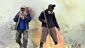 Indonesiske gruvearbeidere jobber med svovel og har gjennomsnittlig levealder på 30 år.