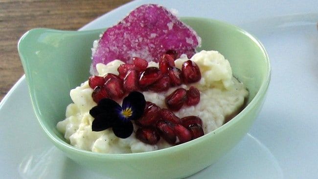 Risalamande med rosenblomstsirup, granateplefrø og kandisert roseblad (DR) Risalamande med rosenblomstsirup, granateplefrø og kandisert roseblad (DR)