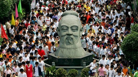 Kinsesiske studenter med en byste av Konfusius (Foto: (AP Photo/Color China Photo)**CHINA OUT**/AP) Kinsesiske studenter med en byste av Konfusius (Foto: (AP Photo/Color China Photo)**CHINA OUT**/AP)