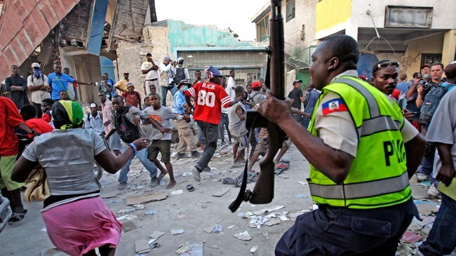 Haitisk polititjenestemann (Foto: The Miami Herald, Charles Trainor jr./Scanpix/AP)