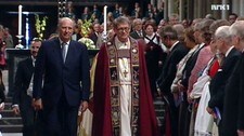 Kroningsjubileet - kong Harald og biskop Finn Wagle på vei inn i Nidarosdomen (NRK) Kroningsjubileet - kong Harald og biskop Finn Wagle på vei inn i Nidarosdomen (NRK)