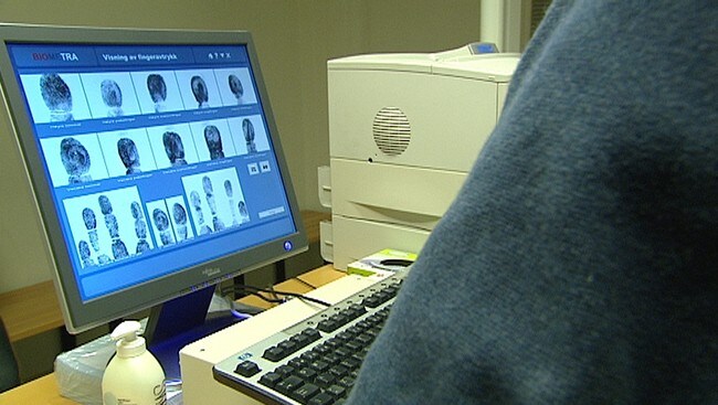 Asylsøkernes fingeravtrykk blir forsøkt identifisert gjennom Eurodak. (Foto: Sidsel Avlund/NRK) Asylsøkernes fingeravtrykk blir forsøkt identifisert gjennom Eurodak. (Foto: Sidsel Avlund/NRK)