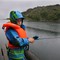 FISKETUR: Tobias fisker i Hausvik i Vest-Agder i regnværet..