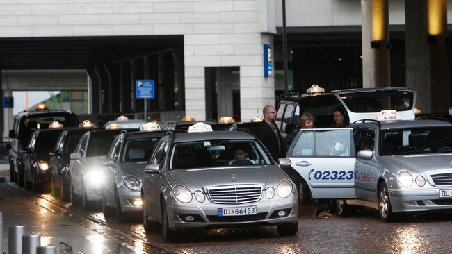 Drosjer i regnvått Oslo sentrum (Foto: Holm, Morten/SCANPIX)