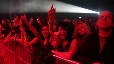Fans på Whitesnake-konsert i Arenum (Foto: Roy Hilmar Svendsen/NRK)