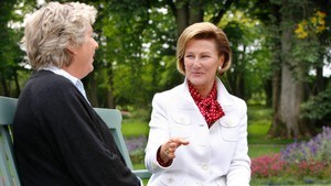 Hagevandring med dronning Sonja
