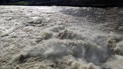 Sarpsfossen 26.05.13 - Store grupper av skuelystne har de siste dagene tatt turen til utkikksplassen for å se på de enorme mengdene i Sarpsfossen de siste dagene.
