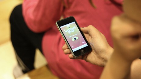 Testar dataspel i timen (Foto: Unni Eikeseth, NRK) Testar dataspel i timen (Foto: Unni Eikeseth, NRK)