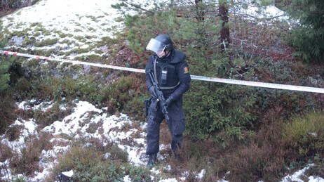 Politimann bevæpnet med maskinpistol i Ytre Enebakk (Foto: Stian Lysberg Solum / Scanpix)