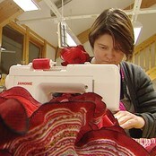 Ann Synnøve Steinfjell syr kofte (NRK)